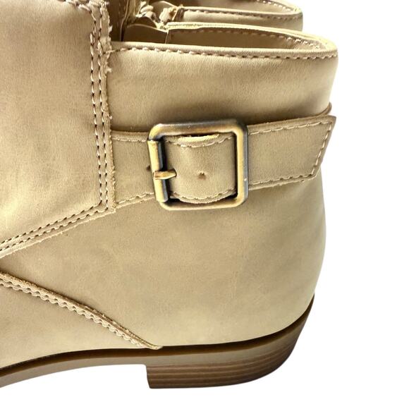 St. John's Bay Women's Beige Ryder Stacked Heel Booties SZ/8M - Picture 4 of 9